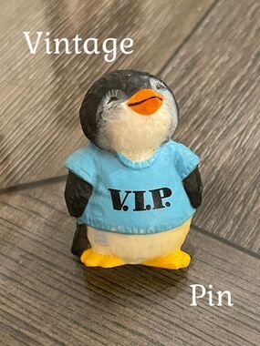 1982 Hallmark Shirt Tales Penguin Brooch With Blue "V.I.P." shirt - Shirt Tales
